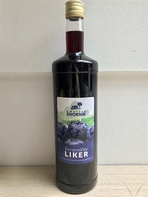 Prikaz sestavin za borovničev liker: sveže borovnice, kristalni sladkor, kakovostno domače žganje in steklenice.