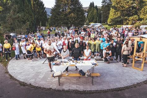 Tematsko foto kulinaričnega festivala s stojnicami in obiskovalci