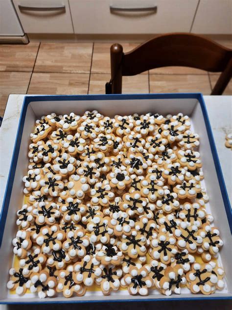 Prikaz raztopljene čokolade z margarino in sladkorjem, pripravljene za dodajanje ostalih sestavin.