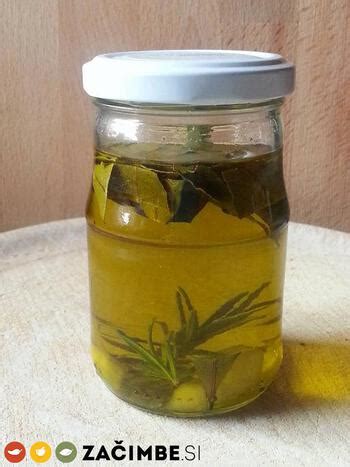 Fotografija sestavin za marinado (olivno olje, paprika, limona, česen)