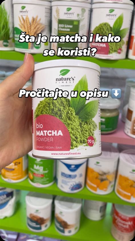 Prikaz prahu matcha čaja in pripravljene pijače.