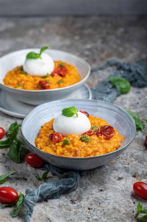 fotografija postrežene špinačne rižote s hrustljavimi jajčevci