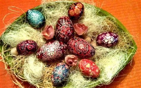 pirhi v različnih odtenkih zelene, doseženi s špinačo in zelenim čajem