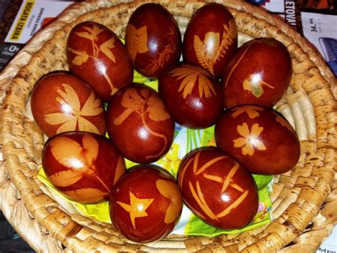 temno rjavi in skoraj črni pirhi, obarvani s kavo in črnim čajem