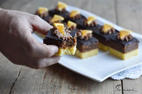 Pripravljene jaffa rezine na krožniku, prikazujejo plasti biskvita, nadeva in čokolade.