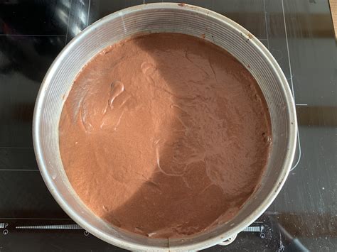 Prikaz taljenja čokolade nad vodno kopeljo za pripravo glazure.