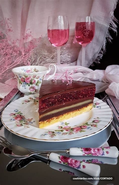 fotografija sacher-style torte z zelenim prerezom in marcipanom