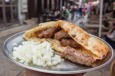 Sarajevski ćevapi s somunom, čebulo in kajmakom