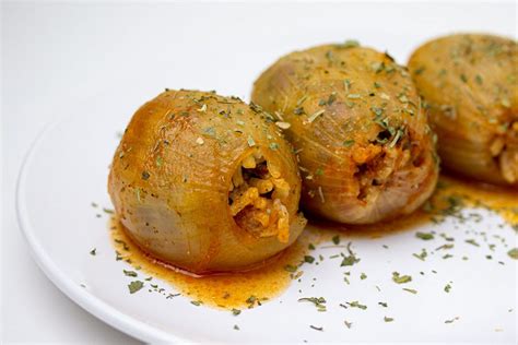 Sogan dolma - polnjena čebula