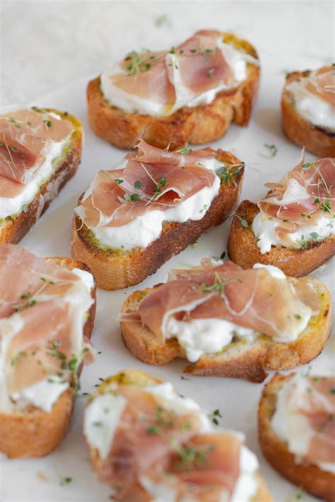 različni italijanski prigrizki ob aperitivu, kot so olive, siri in kruhki