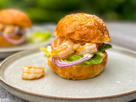 slika pripravljenih krokketov s kozicami in okrasitvijo z majonezo