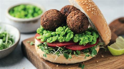 fotografija sestavljenega veganskega burgerja z mikrozelenjem