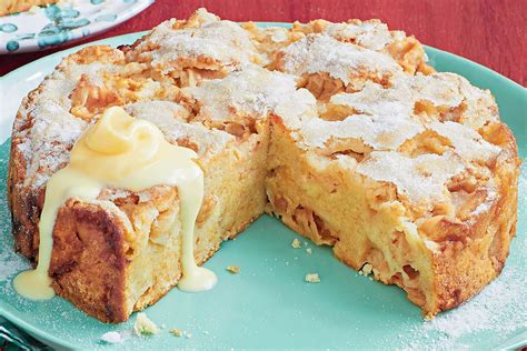 Photo of the decorated creamy apple cake