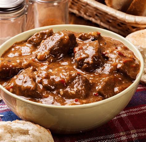 pripravljena govedina v gostljati brusnični omaki, postrežena s prilogo