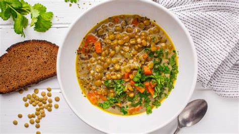 Prikaz različnih jedi iz leče: bolognese, juha, solata, kari
