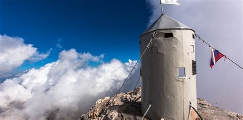 fotografija Aljaževega stolpa na vrhu Triglava