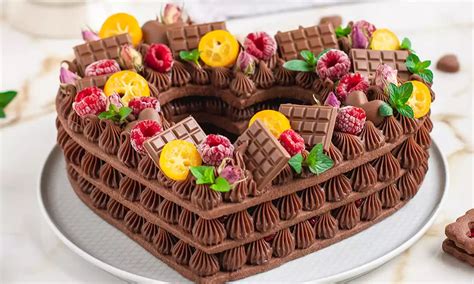 Okrašena torta z vzorci iz stepenega ganachea