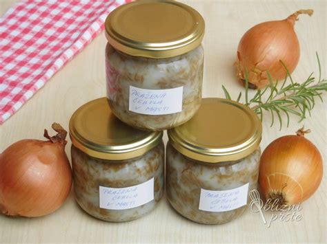 Zlatkasto prepražena čebula v ponvi