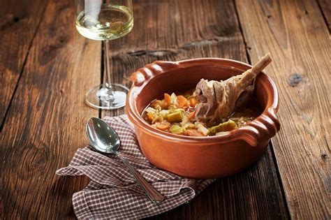 Tanjir s sladkim zeljem in pečenimi klobasami