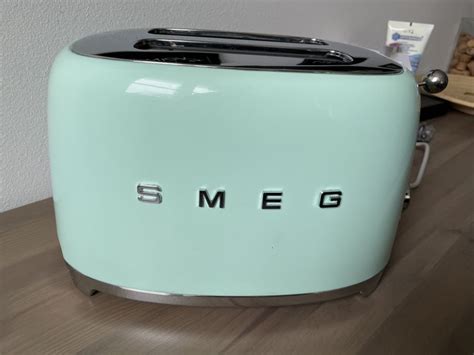 Elegantni retro opekač kruha znamke Smeg