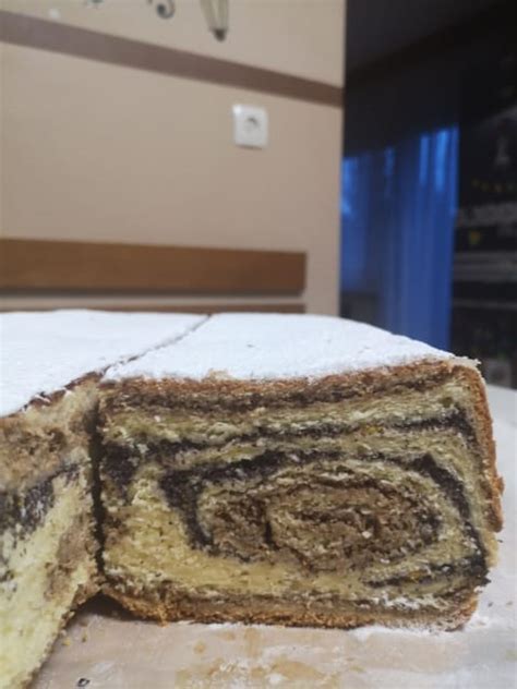 Slika tradicionalne potice z orehovim nadevom