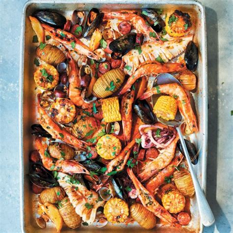 Raznolike primorske jedi: morski sadeži, pršut, istrska malvazija