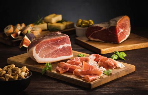 Izbor zaščitenih slovenskih mesnin: kraški pršut, kranjska klobasa, tünka