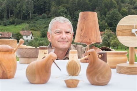 Prikaz ročno oblikovanega masla v lesenih modelčkih