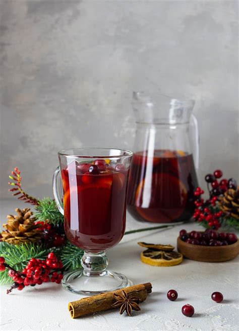 prikaz sestavin za božični punč (rdeče vino, pomaranče, limone, cimet, klinčki)