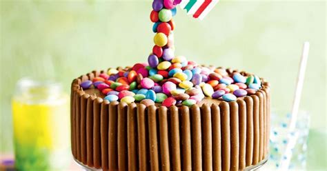 Prerez mavrične torte z izsujočimi se bombončki