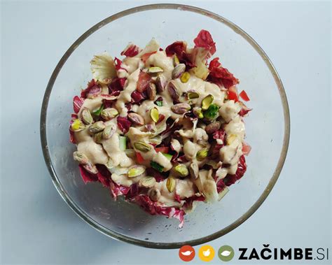Fotografija sveže pripravljenega veganskega preliva za solato.