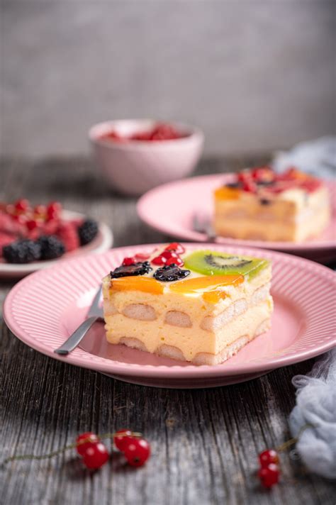 Slika sadne vanilijeve torte, okrašene s svežim sadjem.