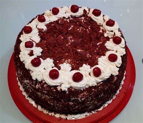 Slika višnjeve torte, ki poudarja njeno sočnost in višnjevo kremo.