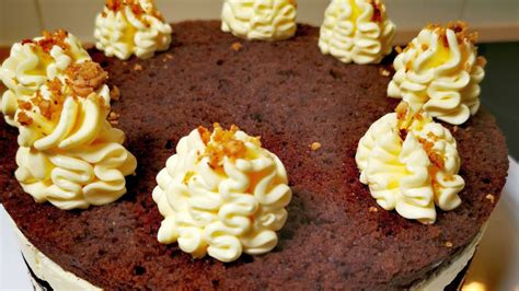 Čokoladna torta s švicarsko masleno kremo in lešnikovim krokatom