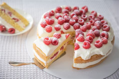 Torta s smetano in svežimi malinami