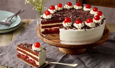 Schwarzwaldska torta s češnjami in smetano