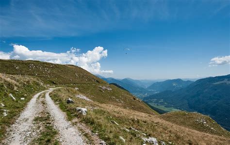 kolesar uživa riževo ploščico med dolgi vožnji