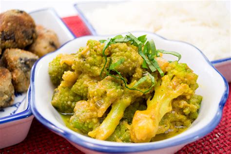 Ilustracija različnih vrst brokolija, vključno z glavnatim, brstičnim in romanesko.