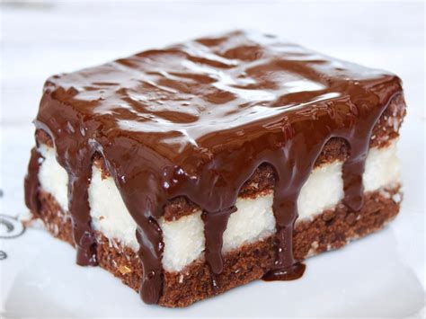 slika rezin s kakavovim biskvitom, kokosovim nadevom in čokoladno glazuro