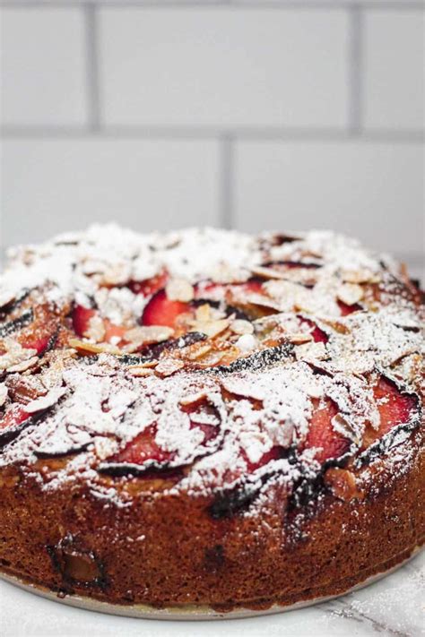 Photo of a finished plum cake, garnished with powdered sugar or cream