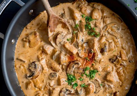pripravljena stroganov omaka s piščancem in gobami, postrežena z rižem