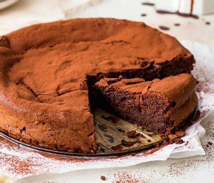 Tematska fotografija torte iz treh vrst čokolade