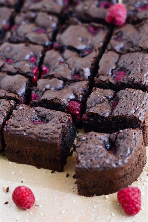 Temno čokoladni browniji z malinami in brazilskimi oreščki
