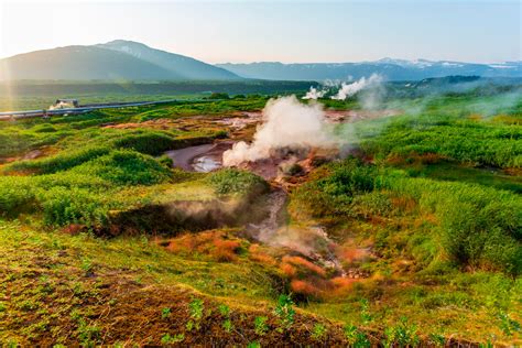 Fotografija rastlinjakov na Islandiji, ki prikazujejo gojenje zelenjave z geotermalno energijo