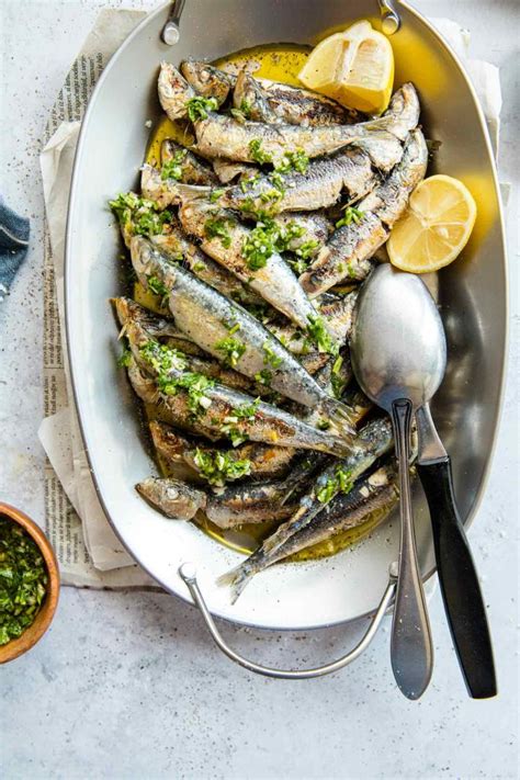 Sveže pečene sardele s tržaško omako in limono