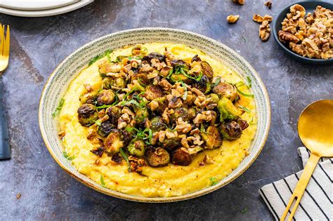 kremna polenta z pečenim brstičnim ohrovtom in orehi