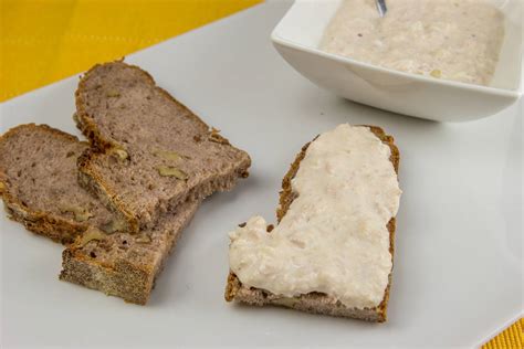 različne sestavine za tunin namaz, kot so tuna, majoneza, zelenjava in zelišča