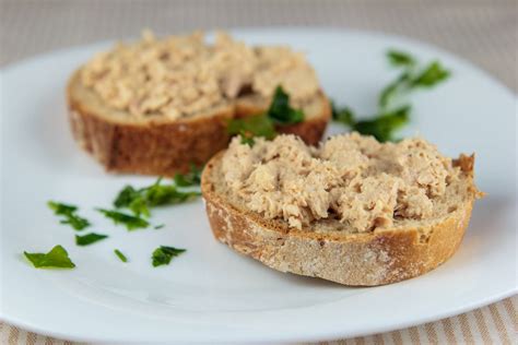 tunin namaz postrežen z motovilcem in opečenim kruhom