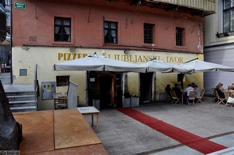 Notranjost picerije Ljubljanski Dvor s krušno pečjo.