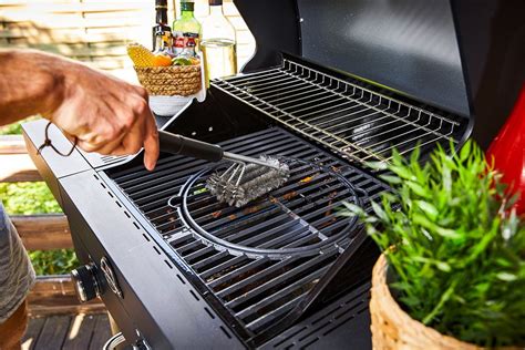 Očiščene in naoljene rešetke žara